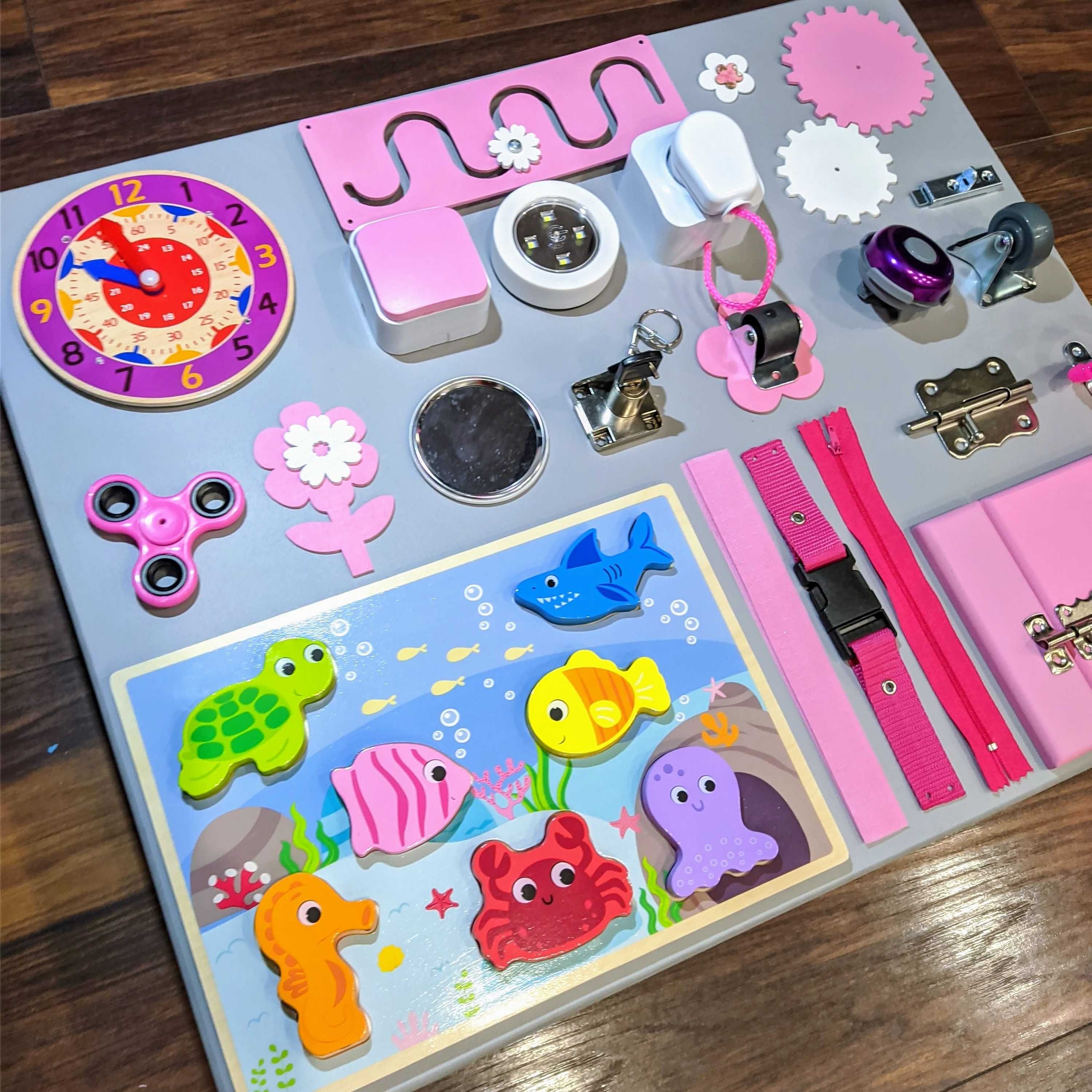 Tablica manipulacyjna 60x50cm Różowa lampka zegar Puzzle