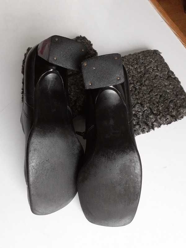 Buty ze skóry i imitacją karakuł, na lakierowanym obcasie.