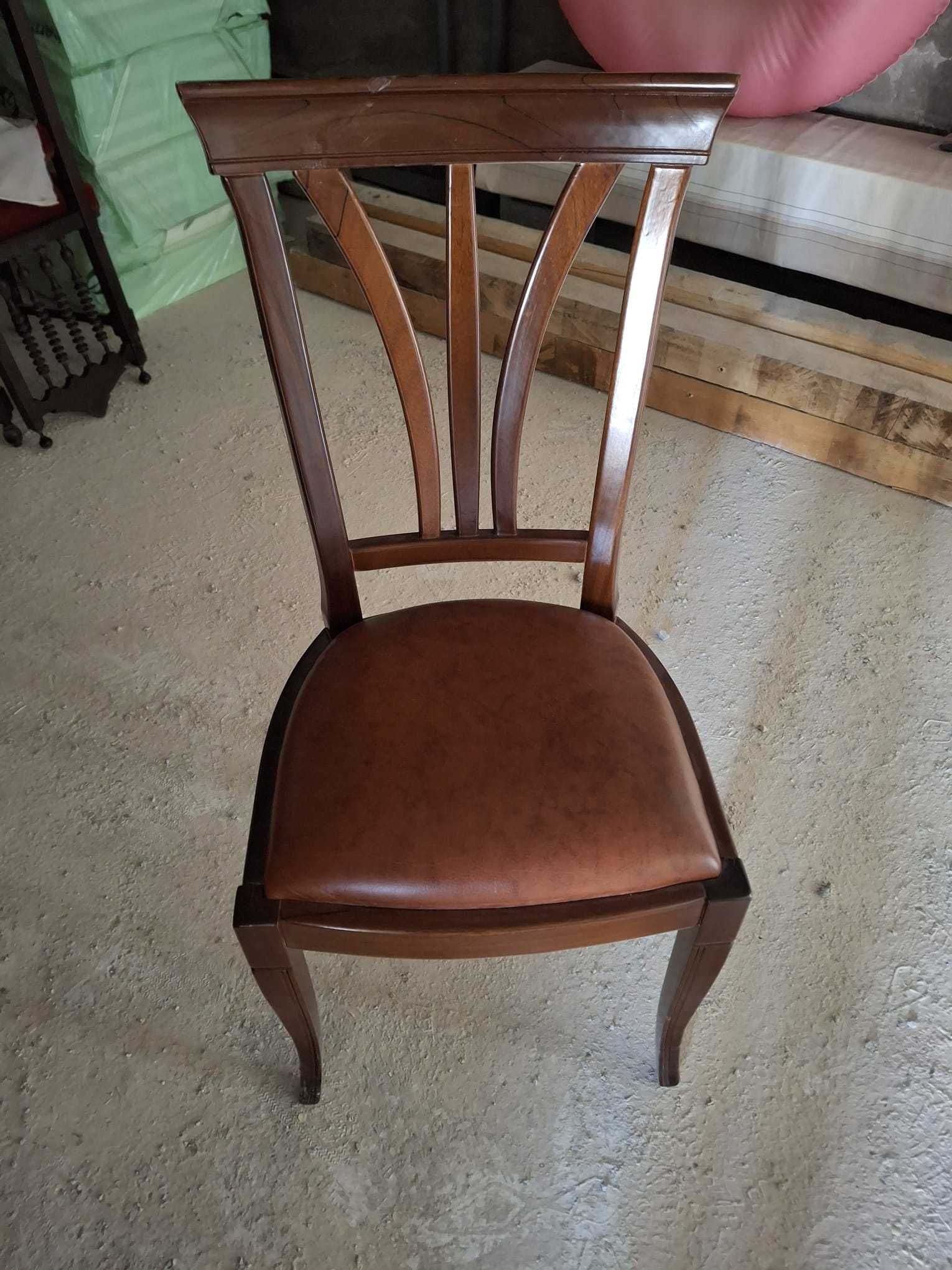 Conjunto de Mesa e 6 Cadeiras.