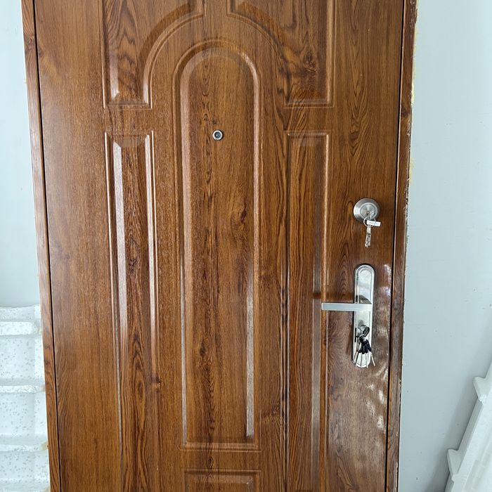 Drzwi wejsciowe zewnętrzne metalowe z kluczami i futryną