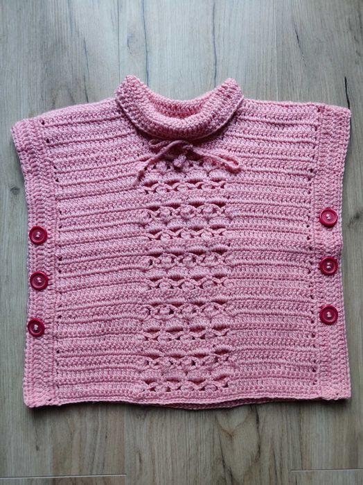 Kamizelka dziecięca z kołnierzykiem wyszywana na szydełku