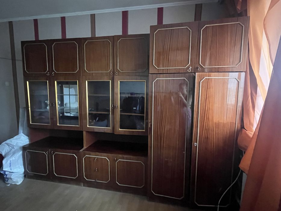 Відається домашня стінка безкоштовно