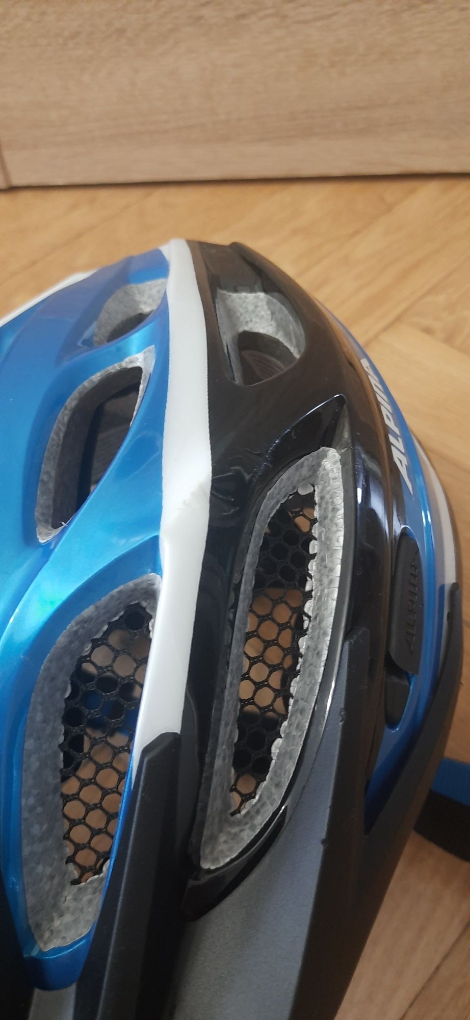 Kask rowerowy z daszkiem