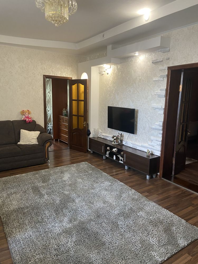 Продам затишний будинок біля водойми, 5 кімнат(3окремі), гараж на 2а/м