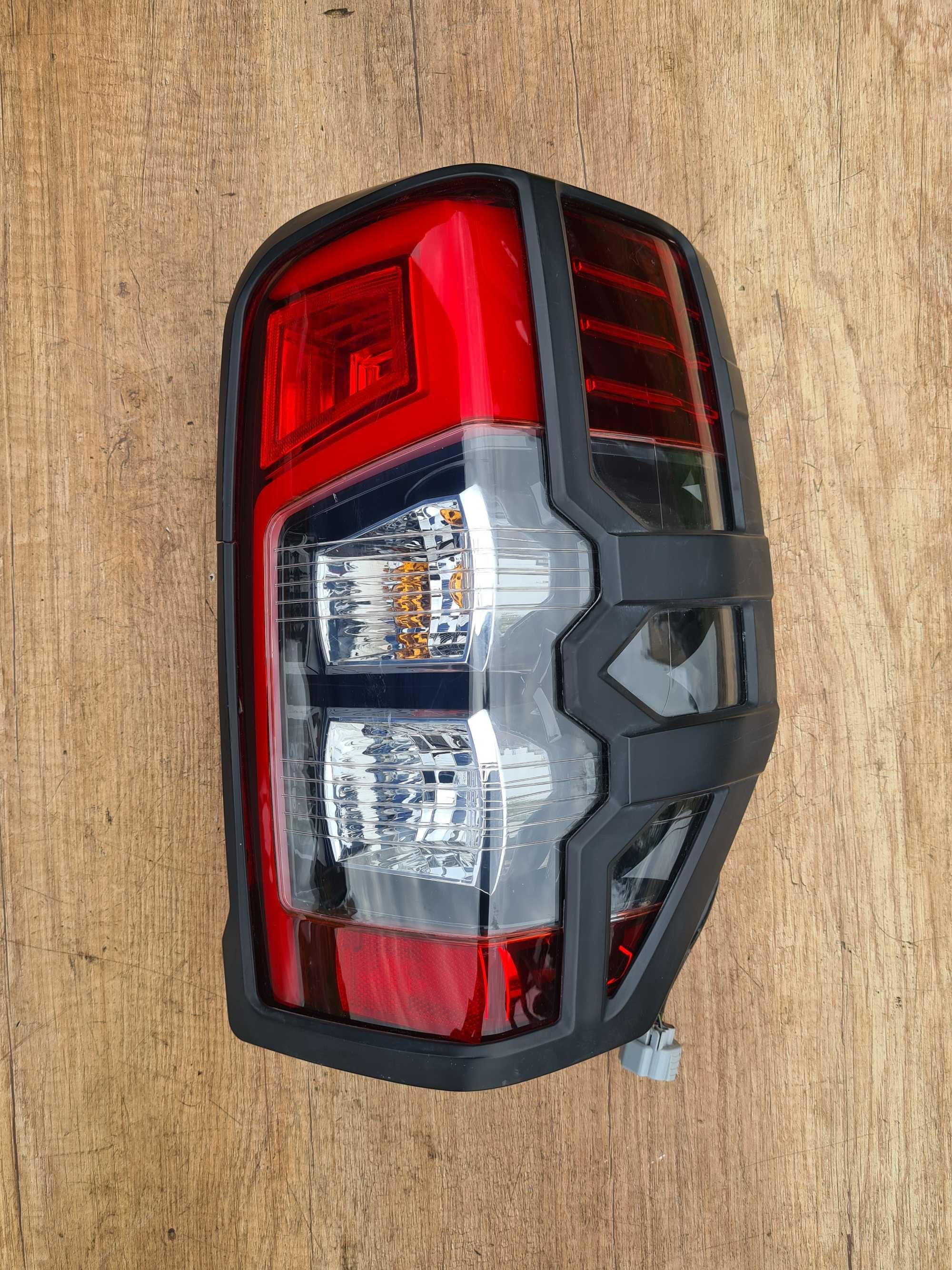 Mitsubishi L200 VI 20r lampa tył prawa