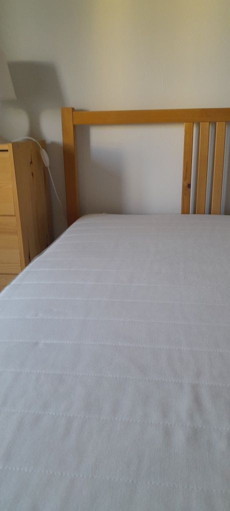 Cama de casal + estrado + colchão + 2 mesinhas de cabeceira + comoda (