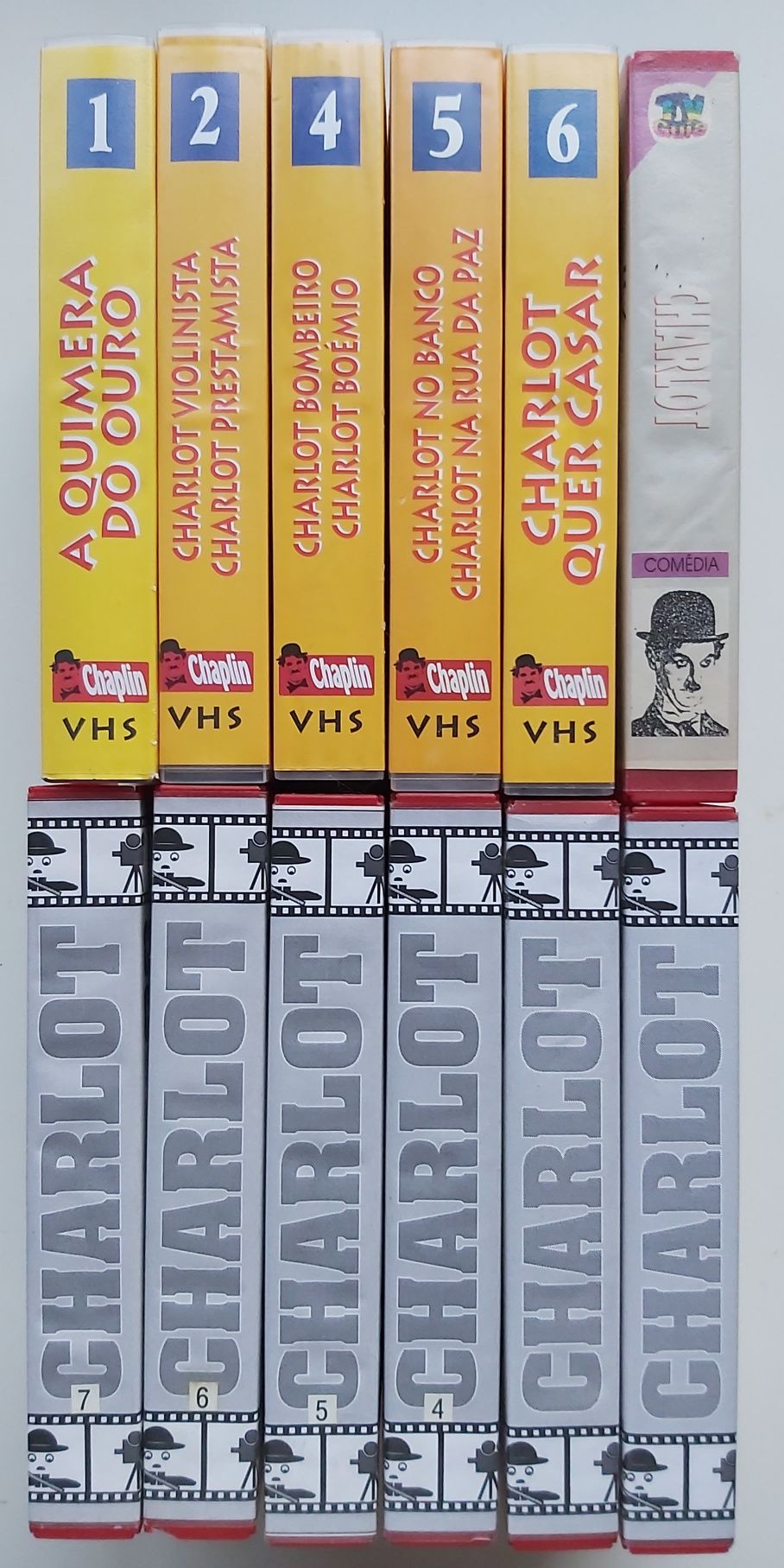 Cassetes VHS com filmes do Charlot