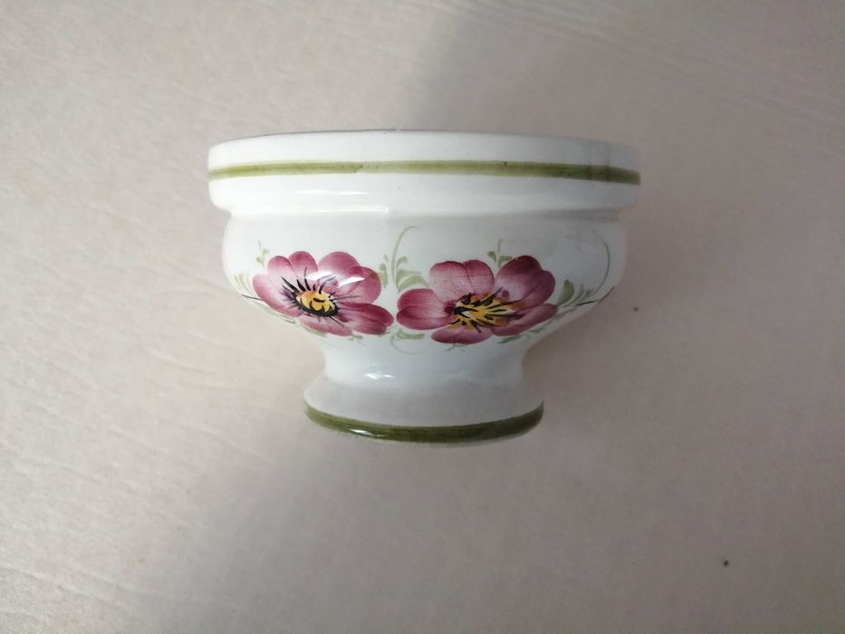 pequena taça cerâmica pintada á mão
