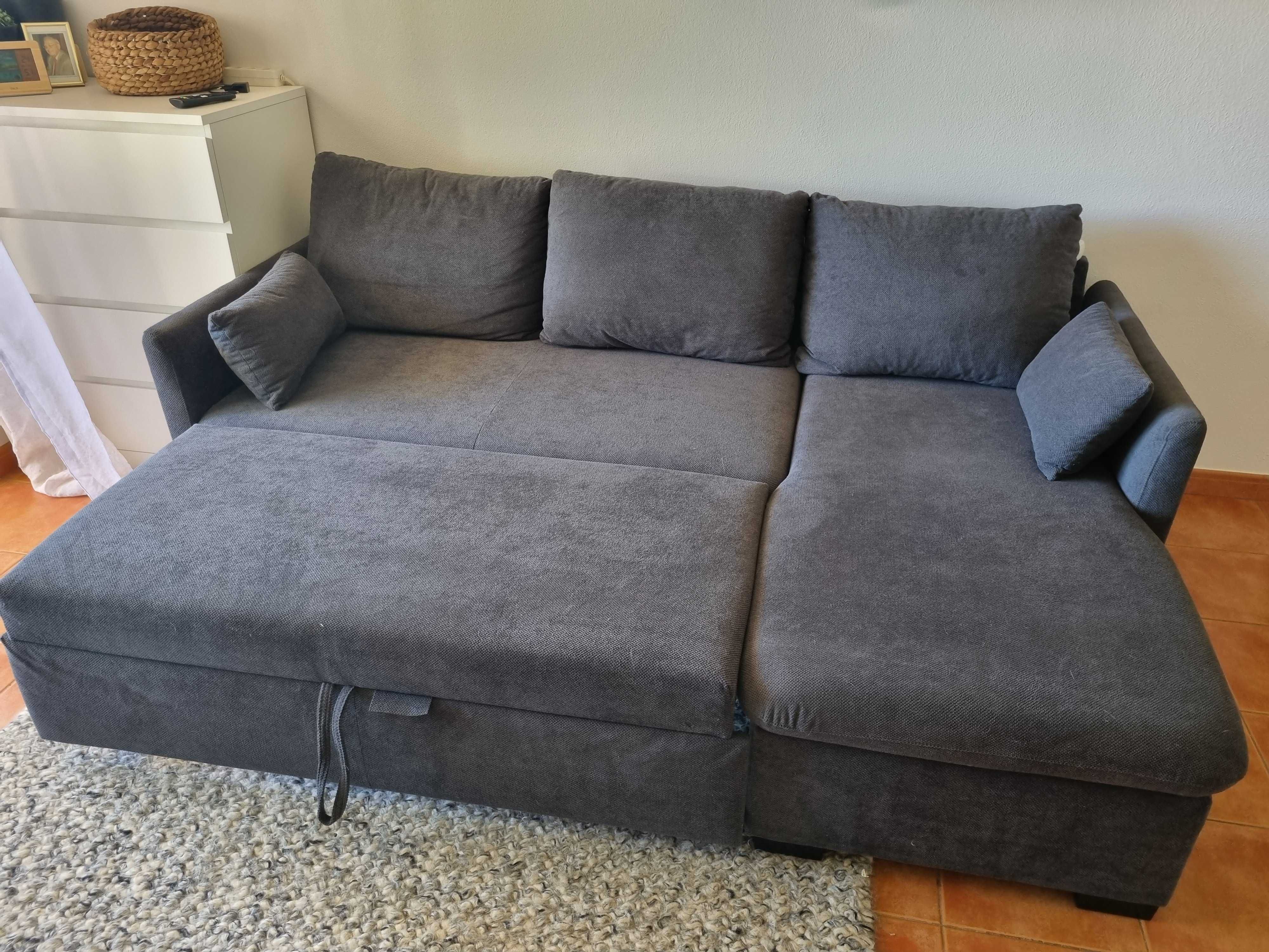 Sofá-cama arrumação integrado.
Chaise longue reversível com cama.