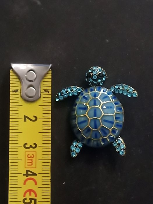Pregadeira ou broche para casaco tartaruga ou flor