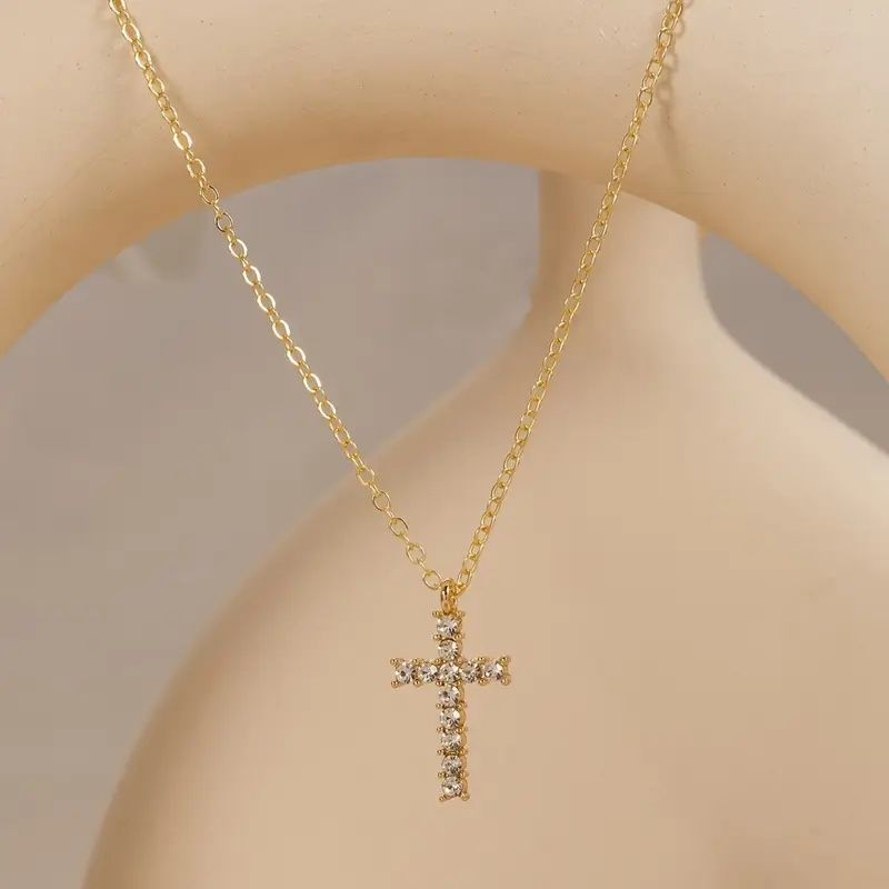 Colar CRUZ COM STRASS
Aço inoxidável dourado 
Simples e Bonito 
NOVO