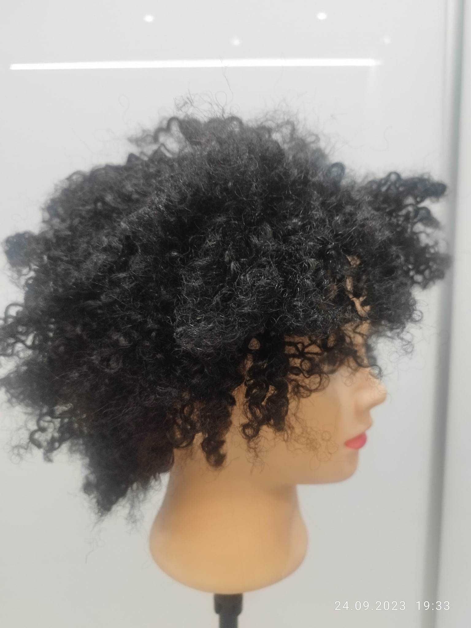 Peruka. Krótkie ciemne kręcone włosy „afro”.
