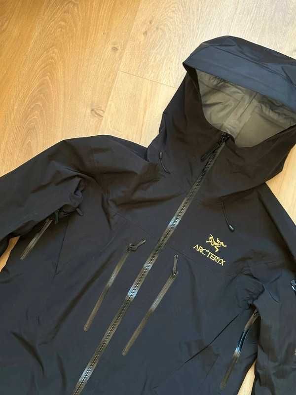 C’est Arc’teryx Alpha SV Noir S