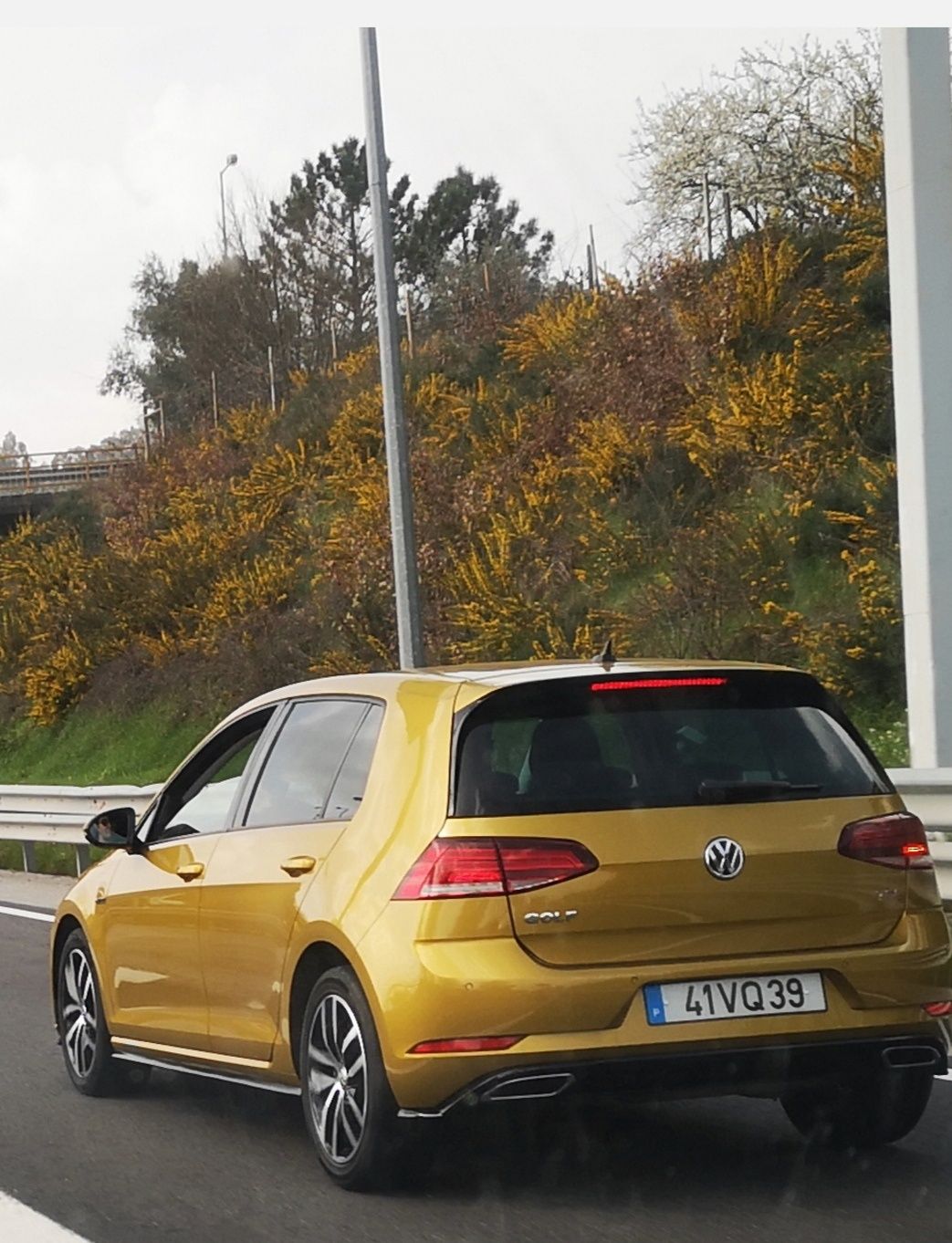 golf 7.5 r-line dourado