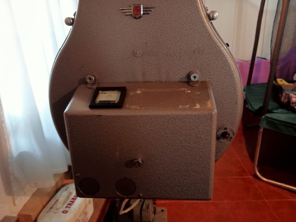 Máquina de cinema antiga anos 50
