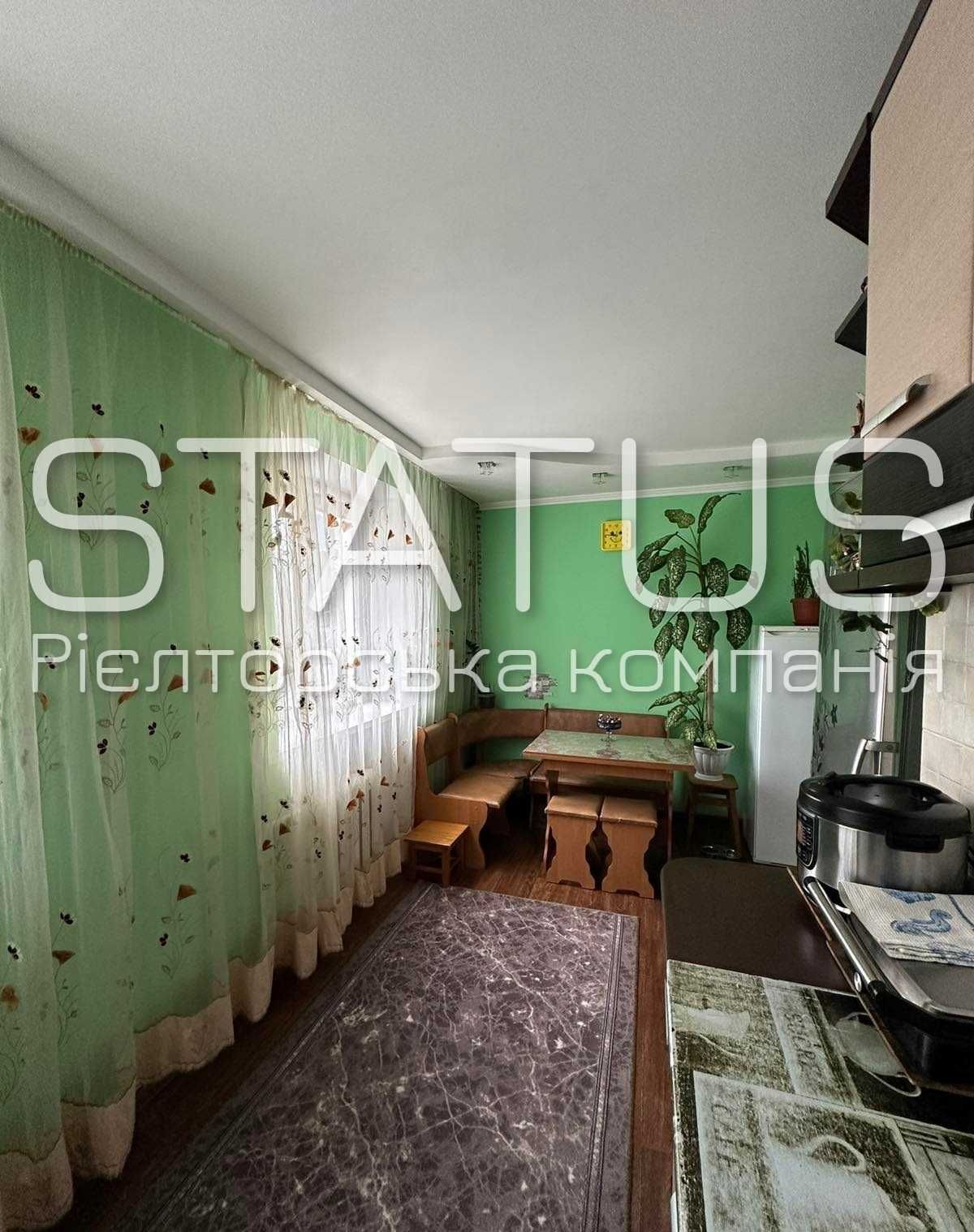 Продаж трикімнатної квартири з великою кухнею.