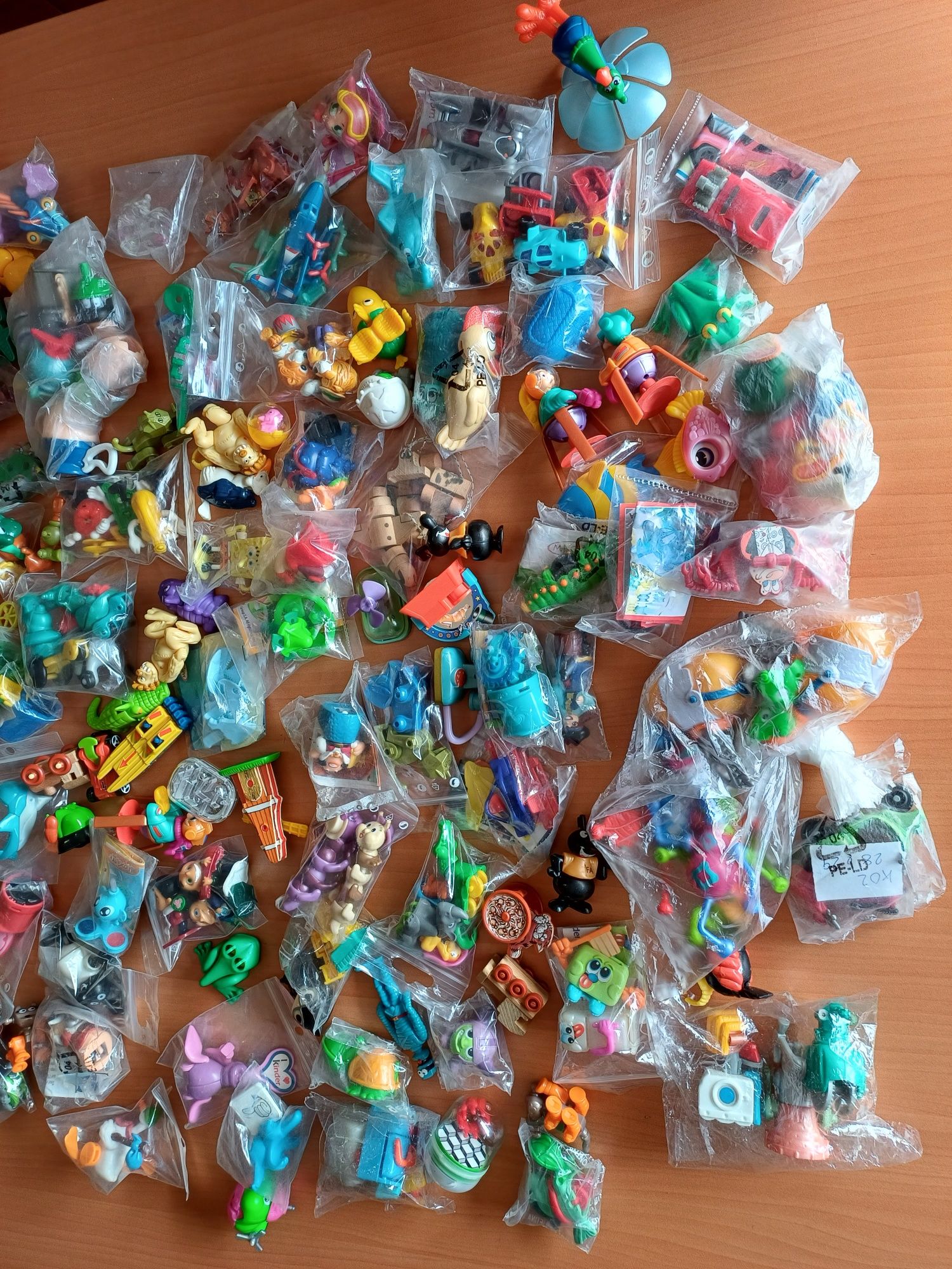 Grande lote brindes Kinder Surpresa