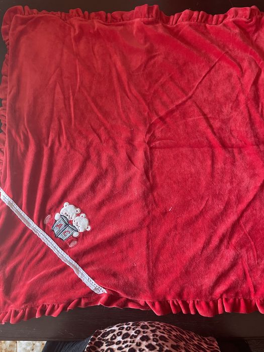 Manta/cobertor reversível vermelho/cru com bordado para bebé