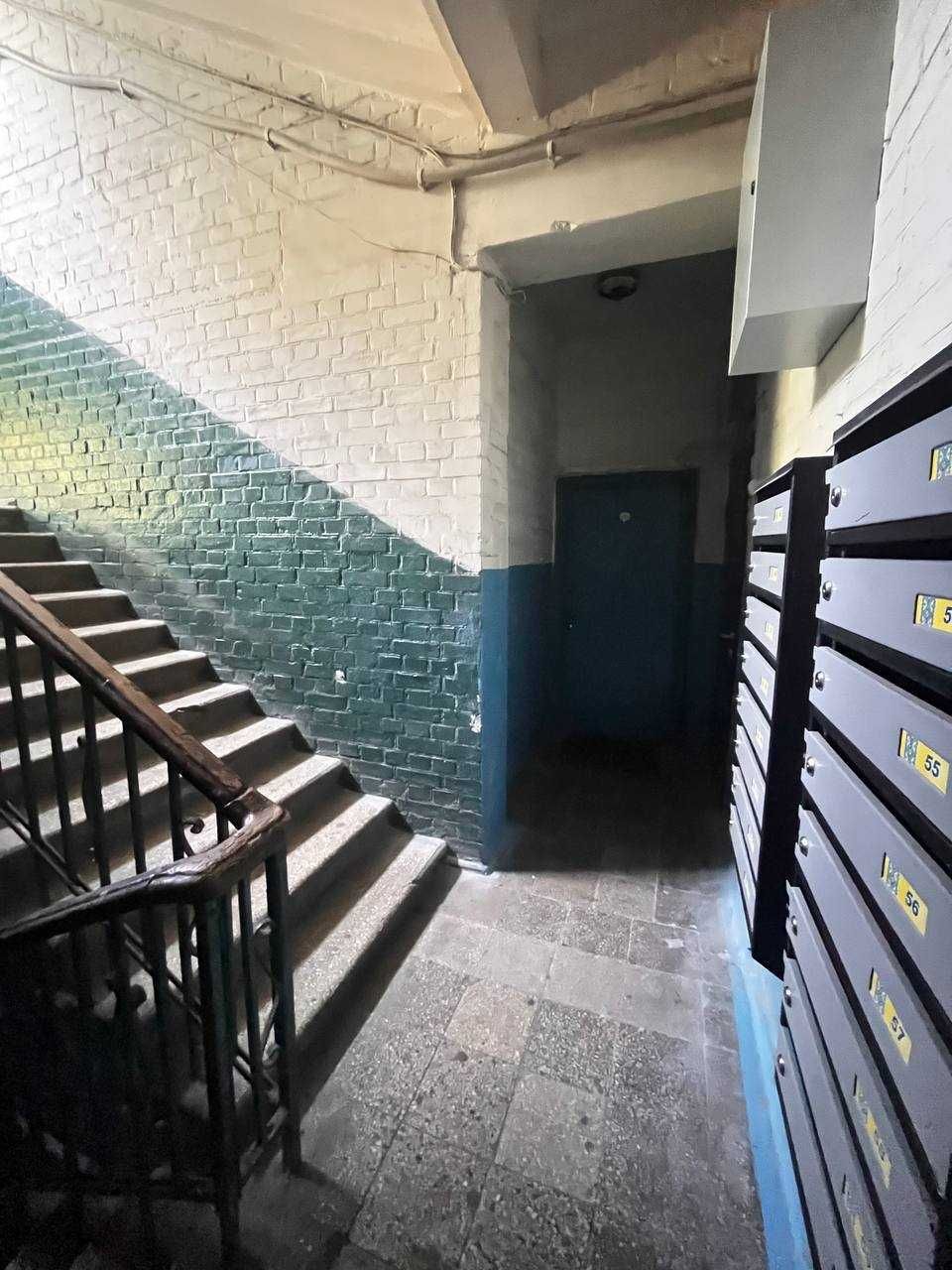 Продається КІМНАТА сталінка 1 поверх