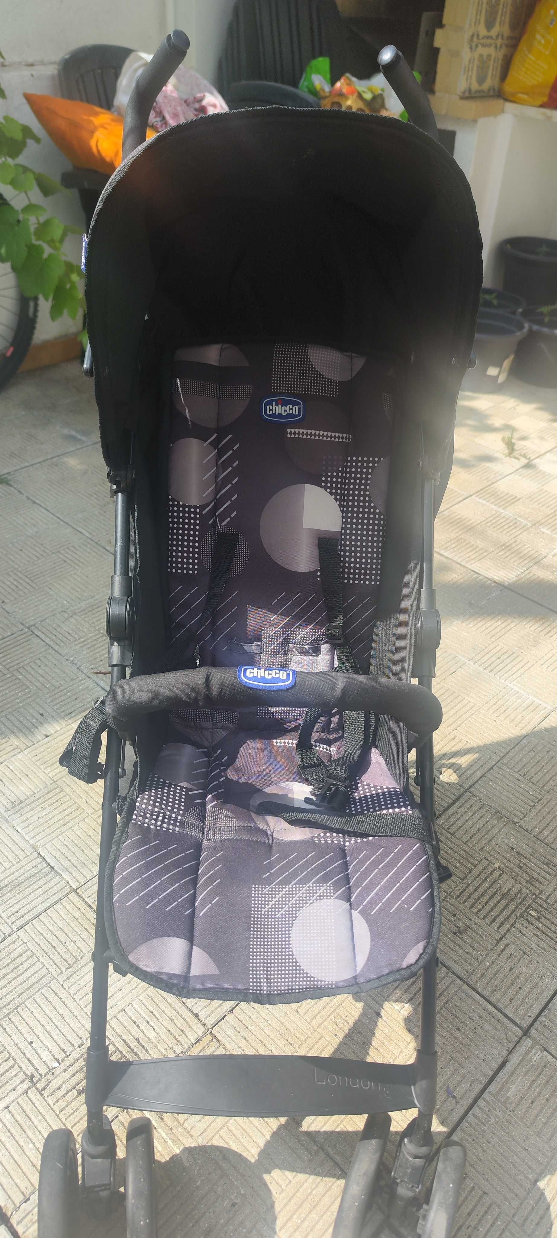 Carrinho de bebê semi-novo