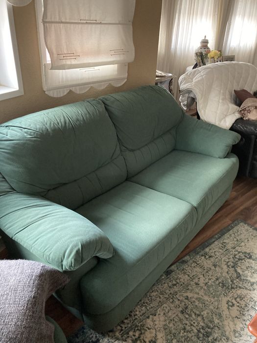 Sofa de 3 lugares em pele nebuco verde