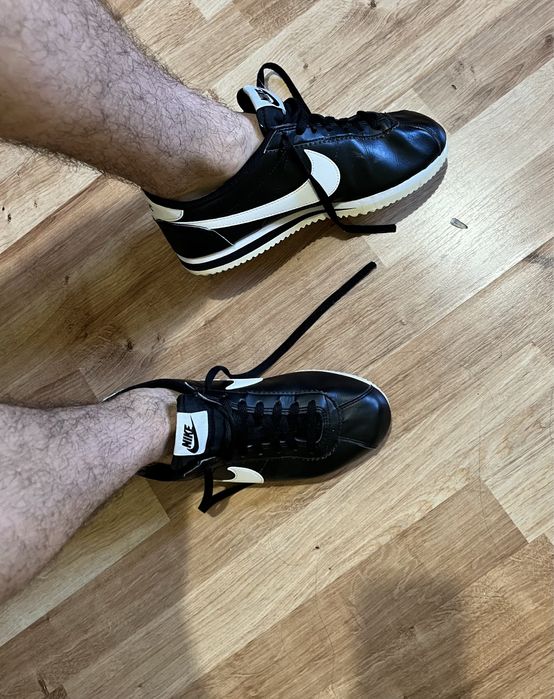 Czarne buty Nike Cortez.