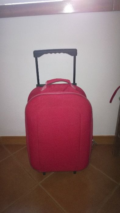 Mala de viagem em bom estado e barata