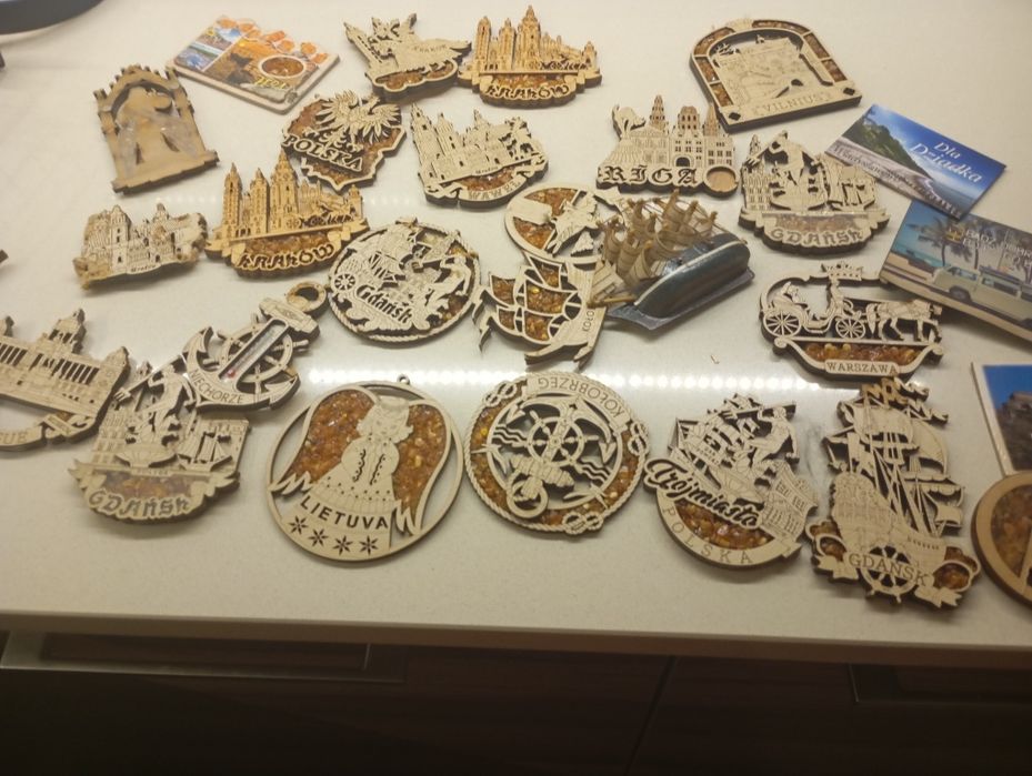 Różne magnesy na lodówkę