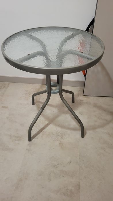 Sprzedam stolik że szklanym blatem