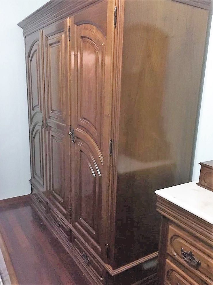 Vendo Mobília de Quarto Completa em castanho com tampos em mármore