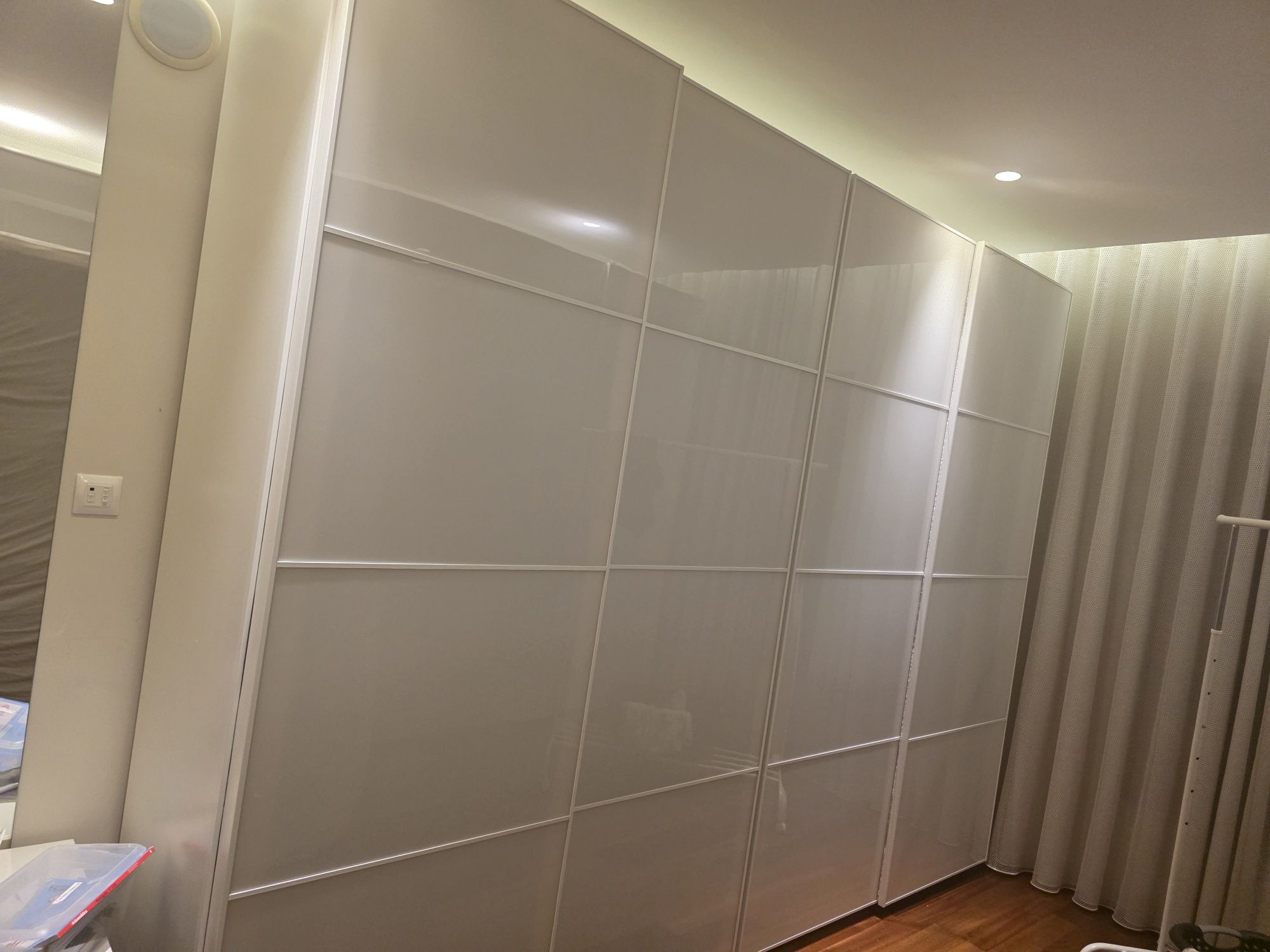 Roupeiros pax com portas deslizantes e luzes