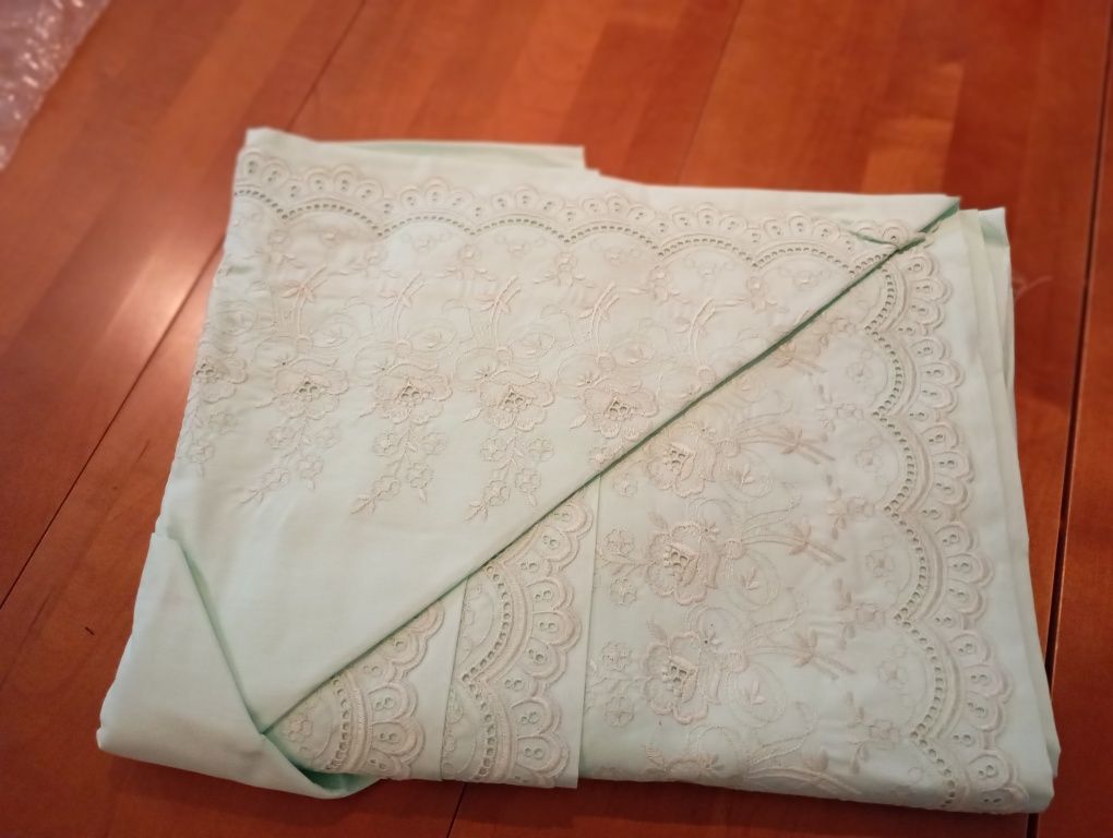 Lençóis para cama de casal verdes e bordados