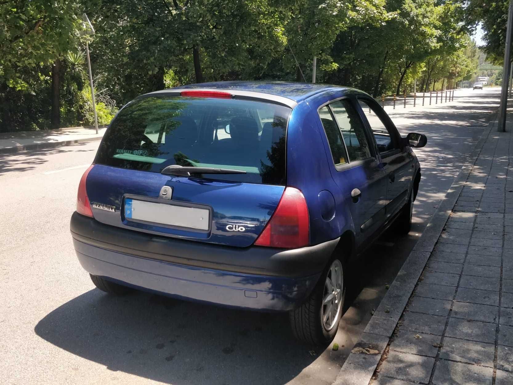 Renault Clio II Coupé 1.2 54cv – Maio 2000 – Económico