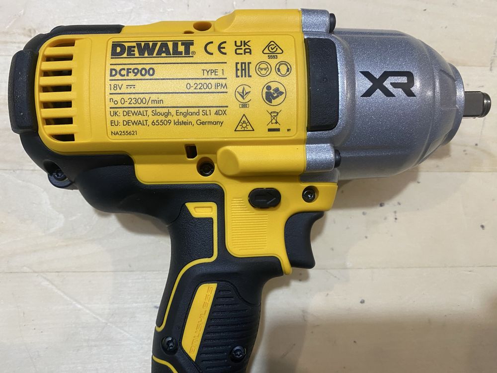 Акумуляторний ударний гайковерт 18V XR 1/2" 1396Nm  DeWALT DCF900 нове