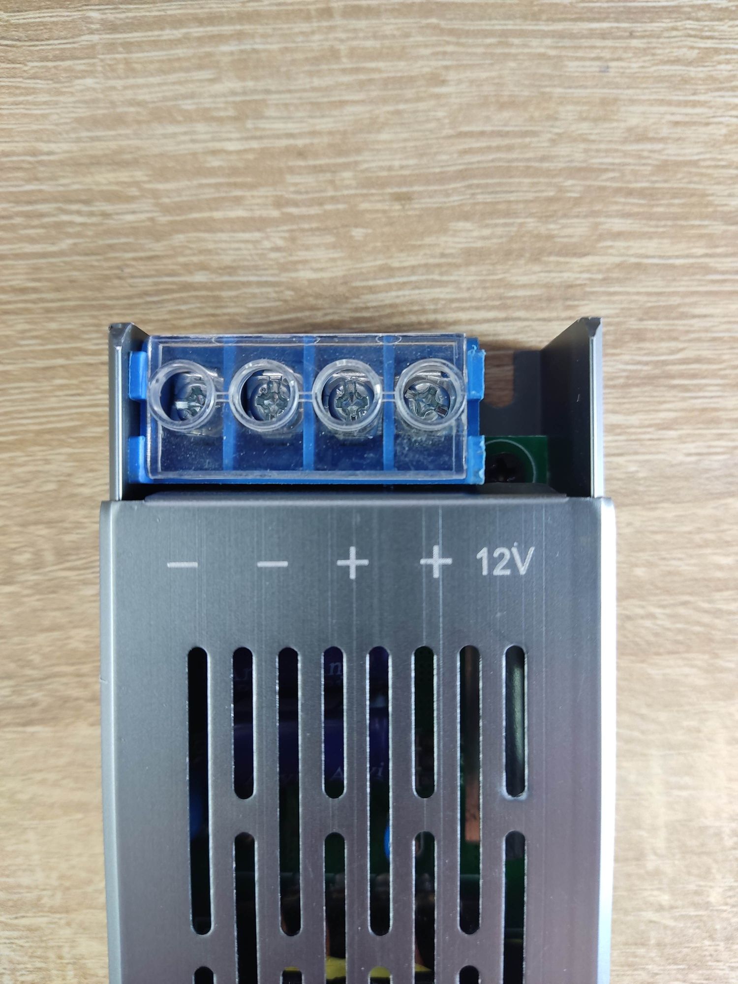 Блок питания импульсного типа METAL 12V 25A для светодиодных лент 9520