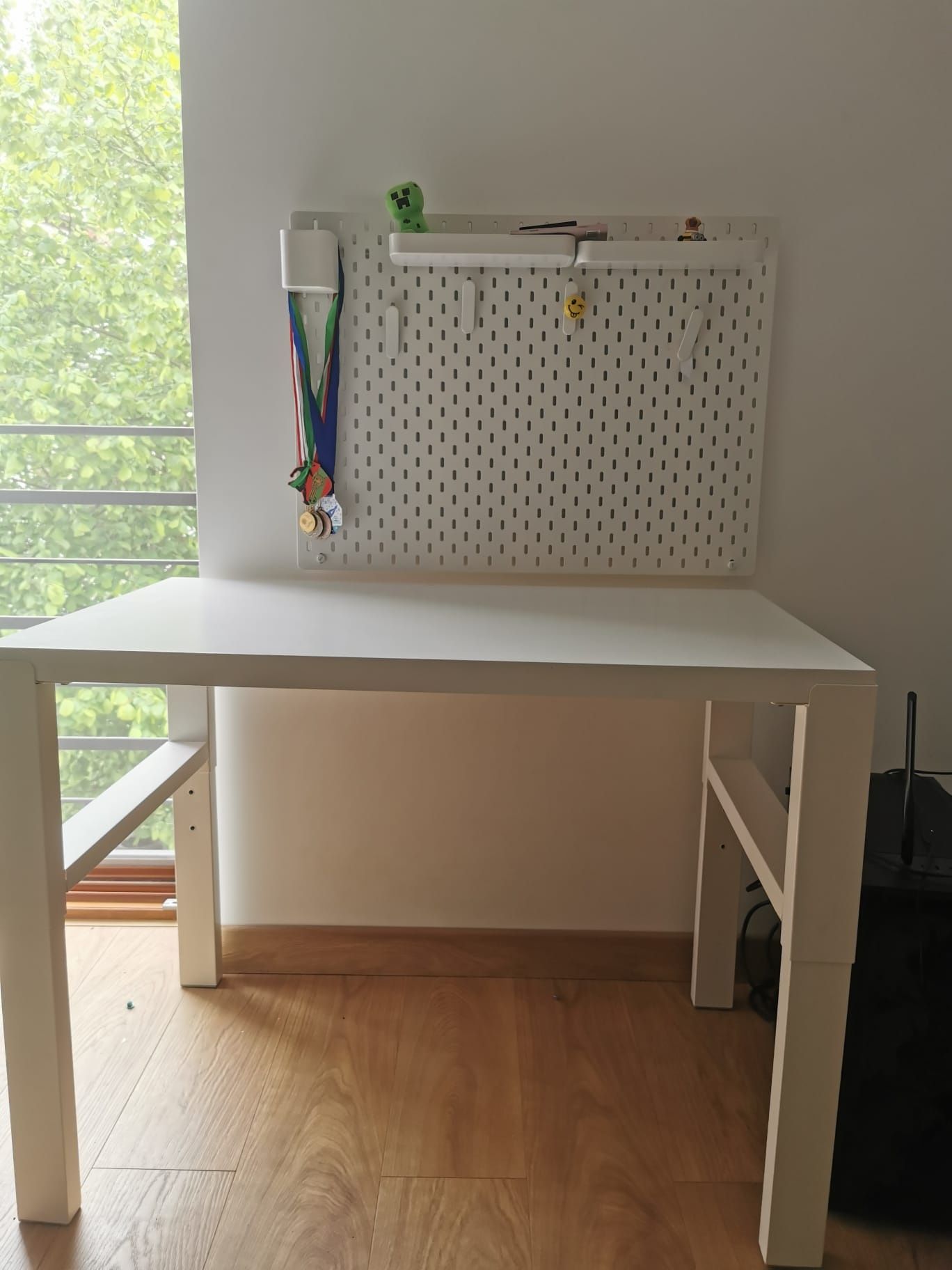 Biurko IKEA Pahl regulowane nogi. Tablica IKEA Skadis. Jak nowe.