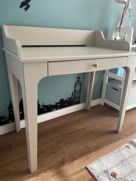 Secretária Compacta (90x54cm) - Sólida e Sem Fios à Vista!