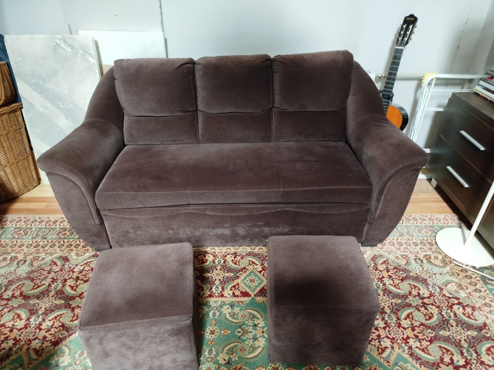 Sofa z funkcją spania + dwa pufy