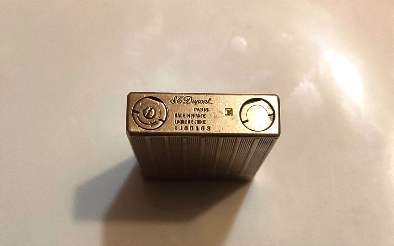 Зажигалка Dupont.