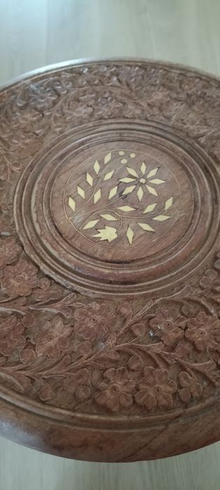 Piękny, ręcznie rzeźbiony indyjski stolik z perłową masą