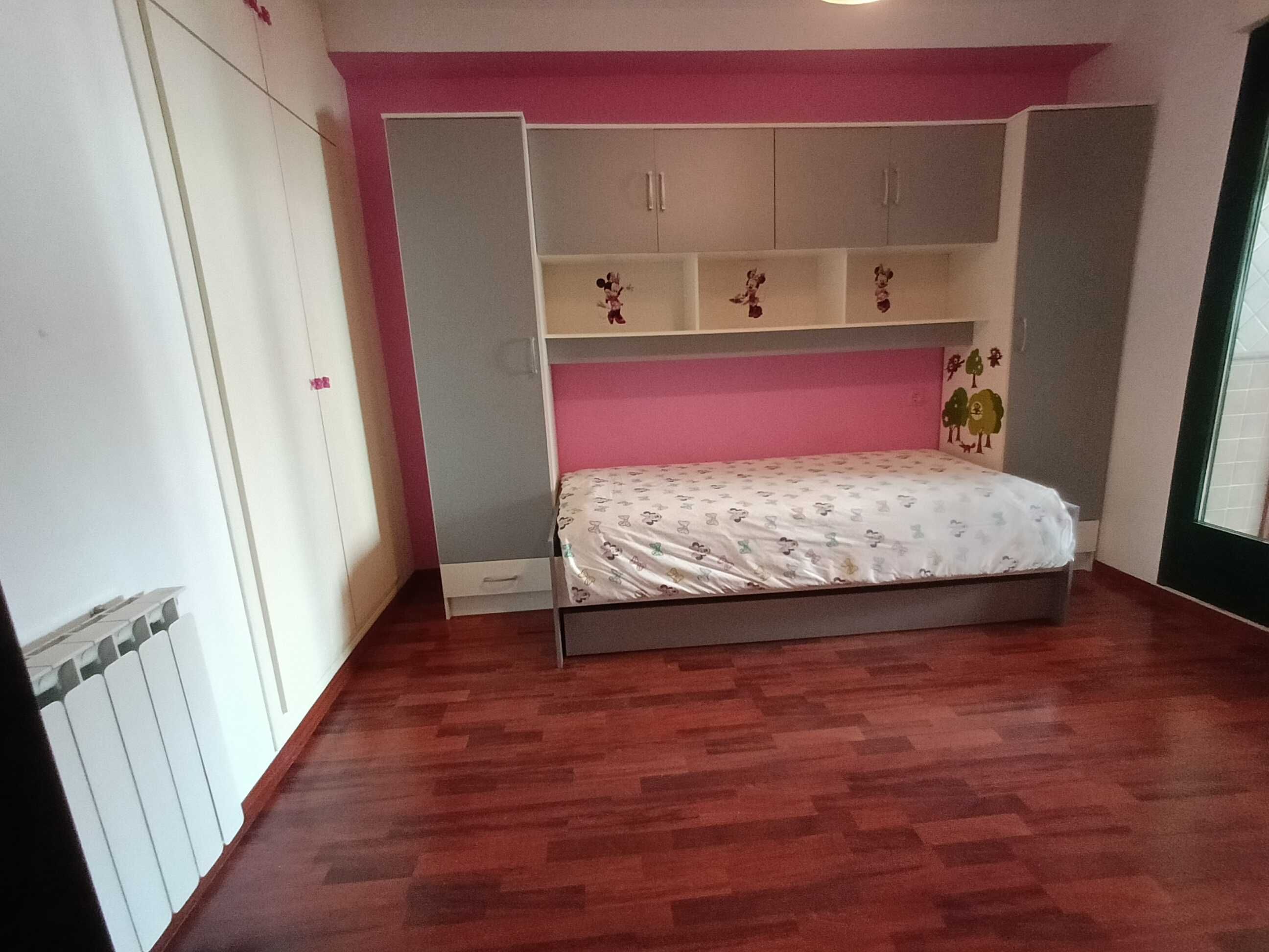 Quarto solteiro branco e cinza