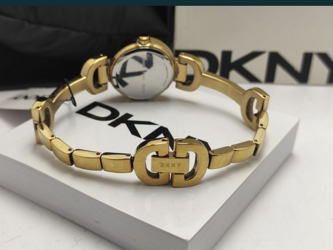 Zegarek damski DKNY pozłacany na ozdobnej bransolecie