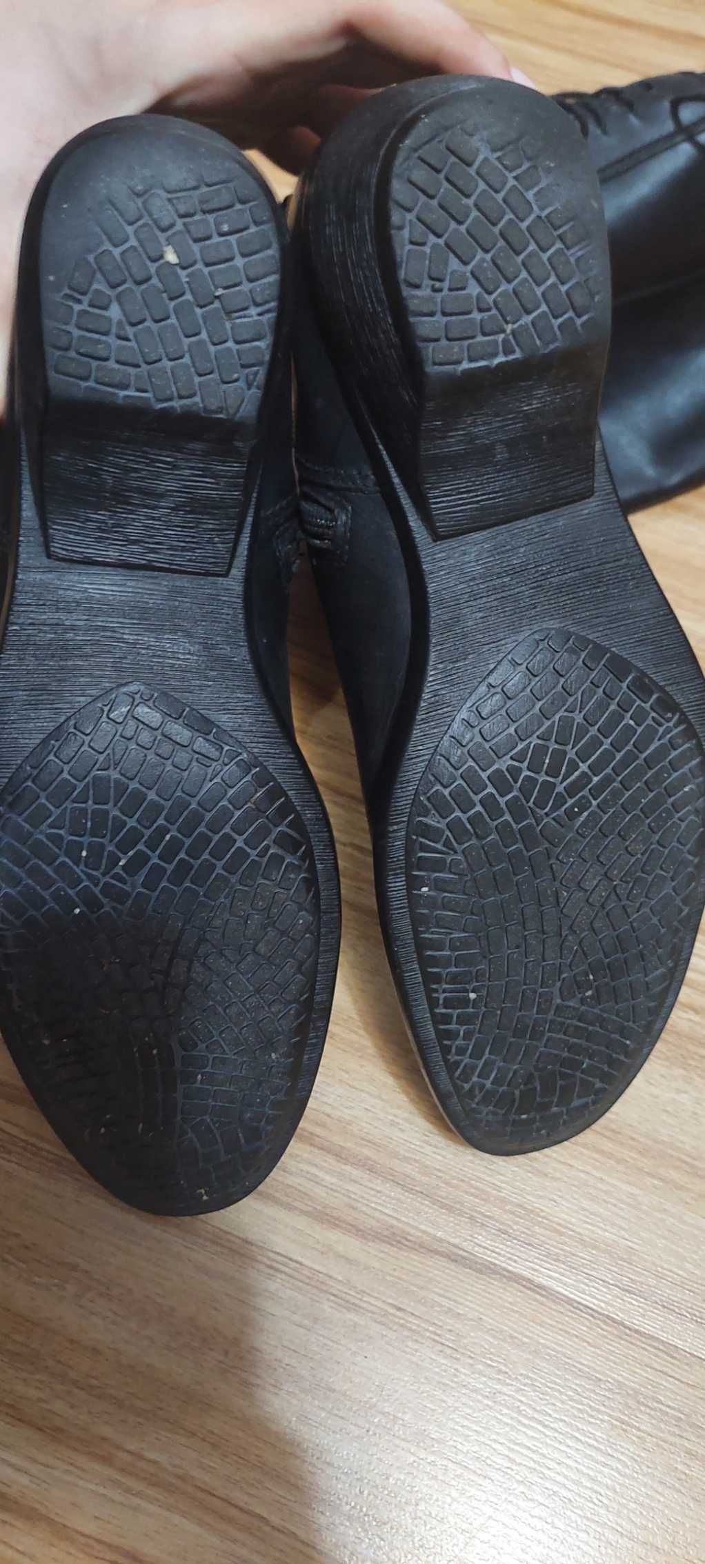 Чорні чоботи з натуральної шкіри