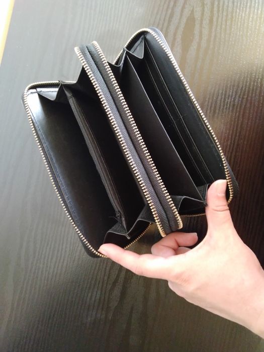 Czarny pojemny portfel