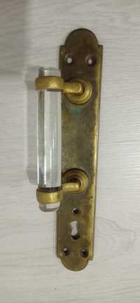 Старинная бронзовая дверная ручка