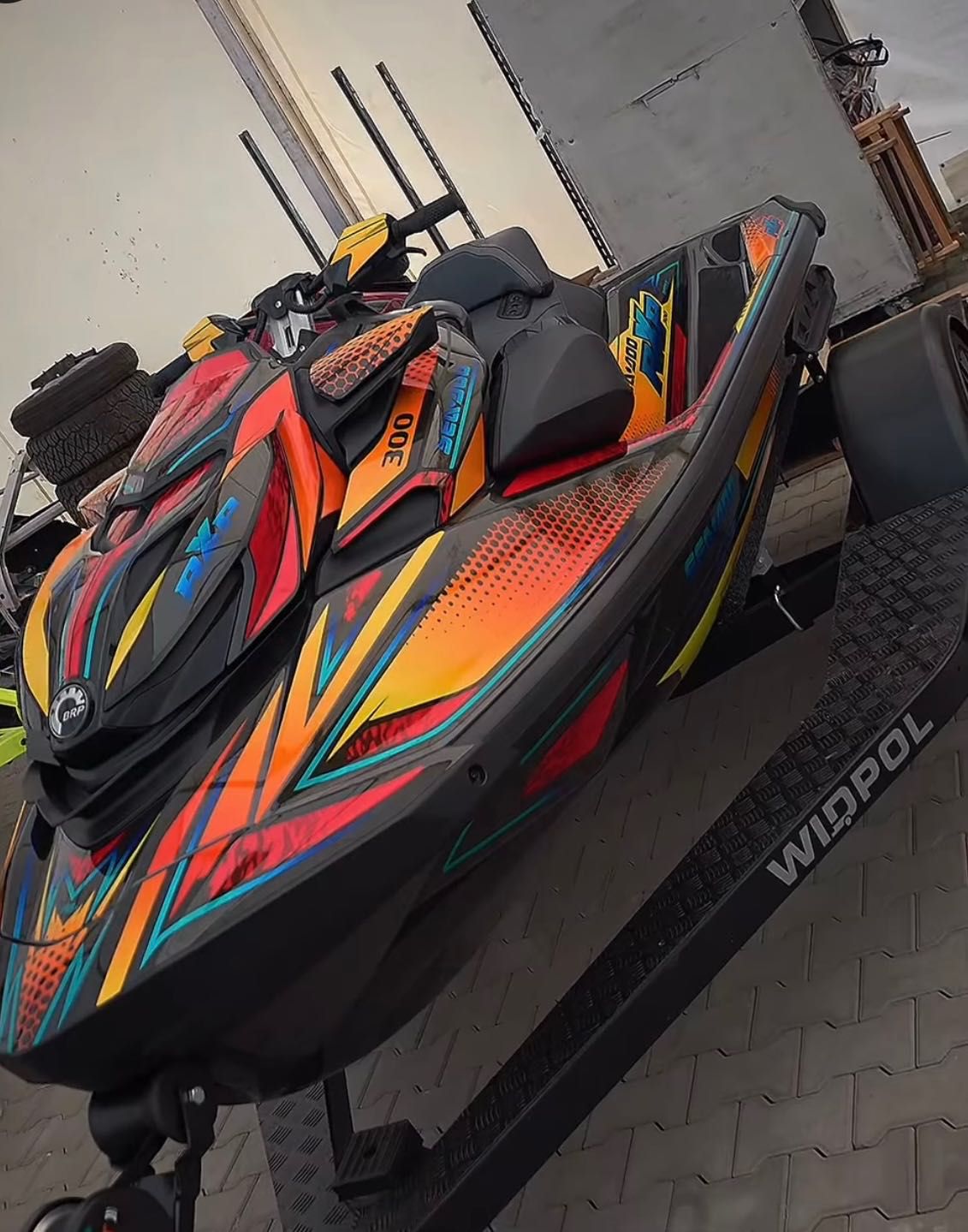 Envelopamento personalizado e detailing jet ski