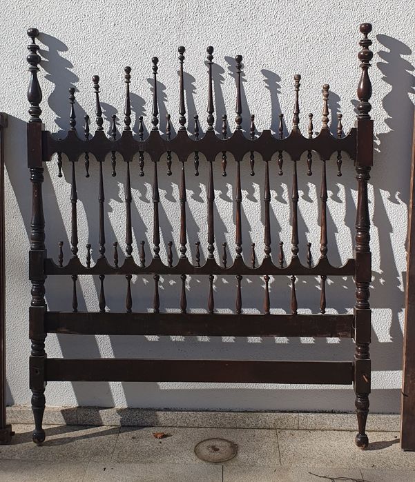 Cama de casal antiga em madeira maciça – estilo vintage / rústico