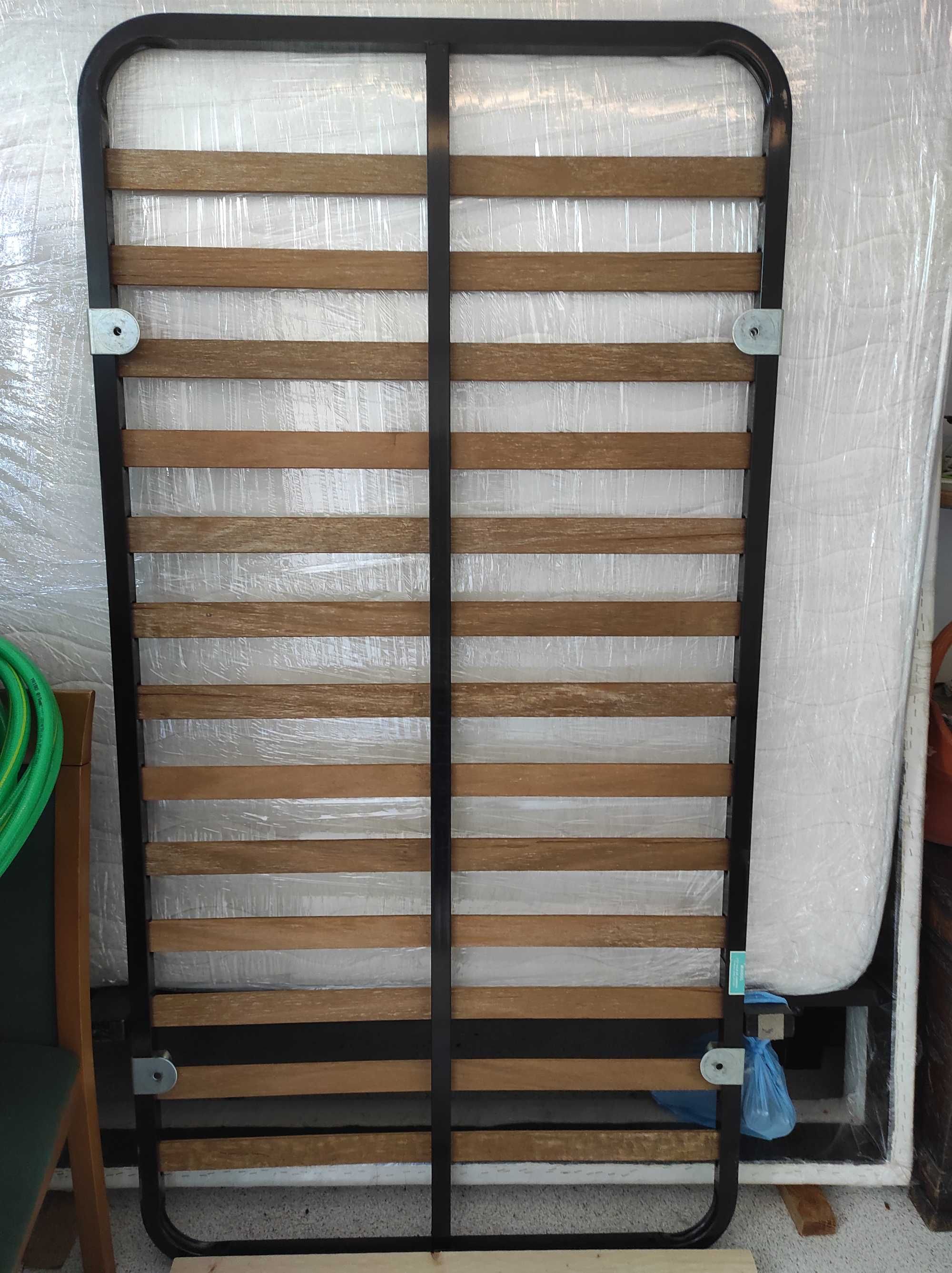 Cama de solteiro com estrado de ripas e com colchão (pouco uso)