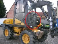 Mecalac 12 szyba przednia dolna  nr 250