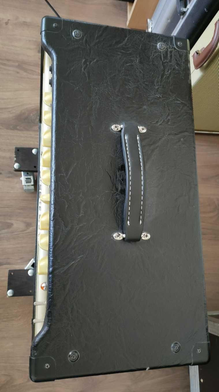 Bugera V22 wzmacniacz lampowy